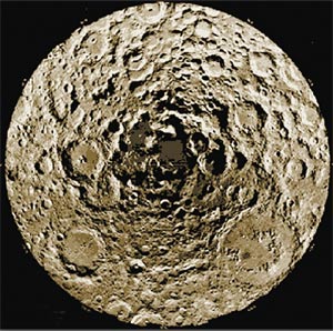 Район Южного полюса Луны. Изображение составлено из 1500 снимков, переданных с борта АМС «Клементина», которая в 1994 году в течение 70 дней картографировала лунную поверхность с орбиты искусственного спутника Луны. Иллюстрация NASA.