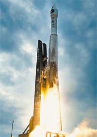 18 июня 2009 года к Луне стартовала космическая ракета «Атлас-V» (США) с двумя лунными автоматическими межпланетными станциями — «Лунный орбитальный разведчик» и «LCROSS». Фото NASA.