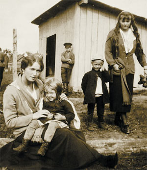 1916 год. Окрестности Могилёва, где находилась Ставка Верховного главнокомандующего. С крестьянскими детьми дочери Николая II, Ольга и Анастасия.