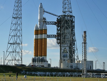 Ракета Delta 4-Heavy с военным спутником NROL-32 на стартовом комплексе 37 космодрома на Мысе Канаверал. Фото Spaceflight Now photos by Justin Ray