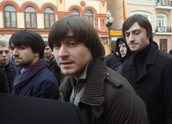 Джабраил Махмудов (в центре) и Ибрагим Махмудов (справа). Фото: Илья Питалев/РИА Новости