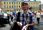 Блогер Артем Потрехаличев раздает билетики «в автозак»