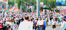 Участники шествия «Марша миллионов» входят на Трубную площадь