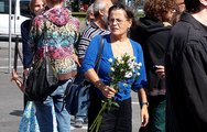 Женщина несет цветы к мемориалу погибшим 19 августа 1991 года