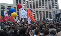 Шествие заполняет проспект Сахарова