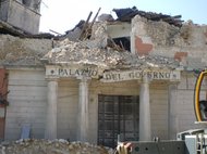 Здание префектуры в Аквиле после землетрясения