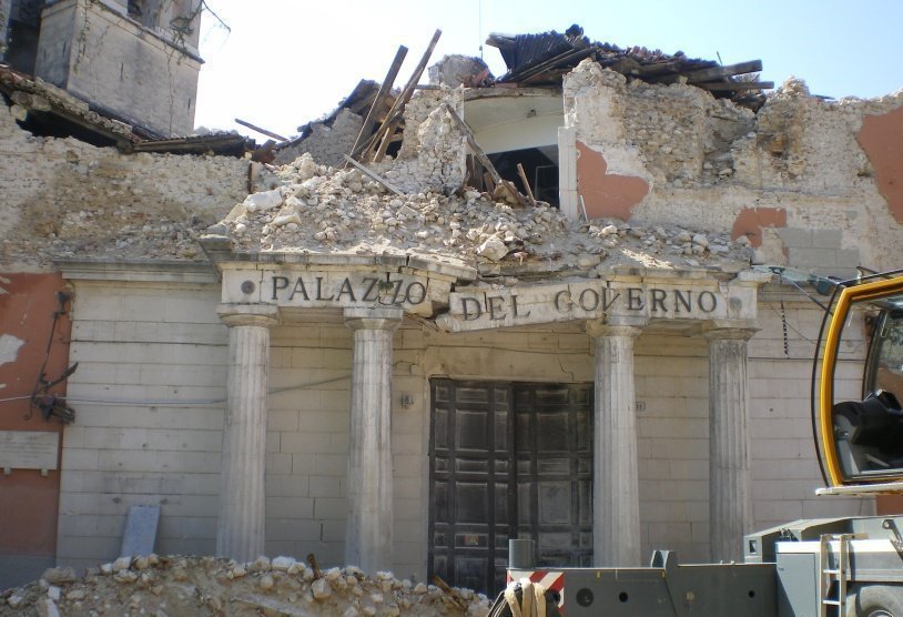 Здание префектуры в Аквиле после землетрясения