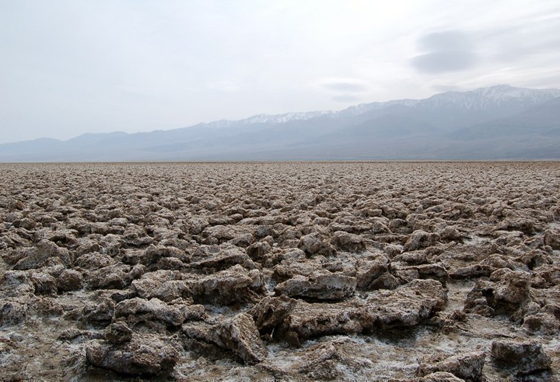 Высохшее соленое озеро в Долине Смерти (США)