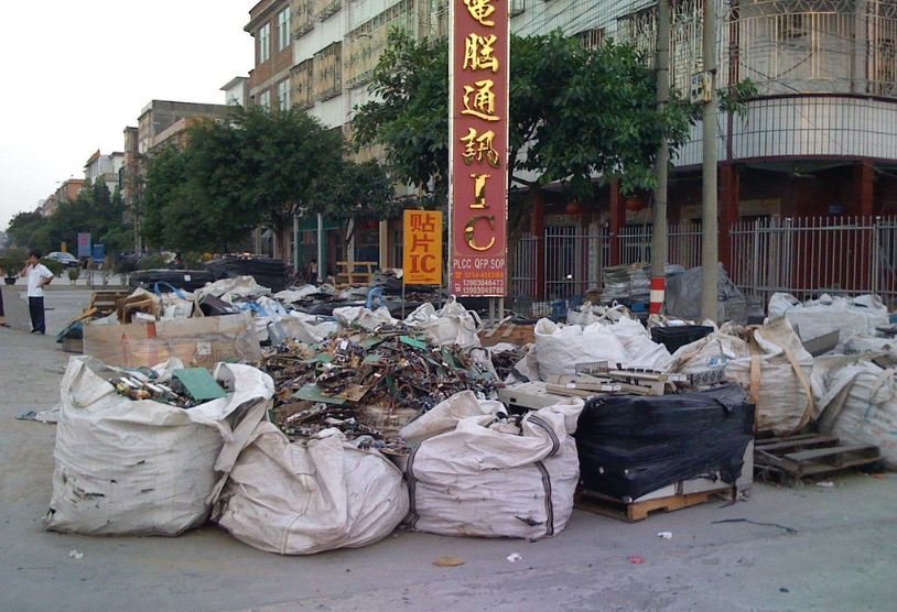 Свалка электронных отходов в деревне Гуйюй (Guiyu) в Китае