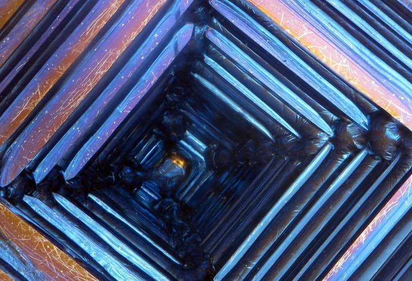 Внутренняя поверхность искусственного кристалла висмута. Фото: Paul's Lab/Flickr.com