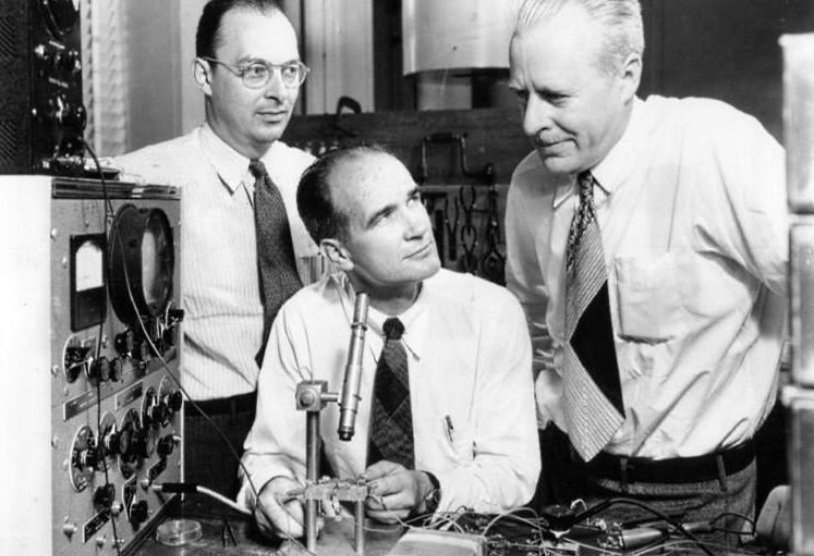 Создатели первого транзистора Уильям Шокли, Джон Бардин и Уолтер Браттейн, 1948 год