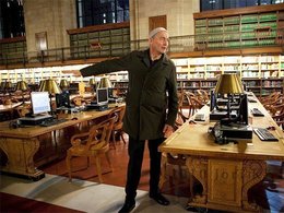 Рэм Колхас показывает на место в Rose Main Reading Room Нью-Йоркской публичной библиотеке, на котором он постоянно сидел, пока писал книгу. Фото Jori Klein из блога A Daily Dose of Architecture