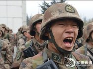 Китайские солдаты на учениях в Ланьчжоу