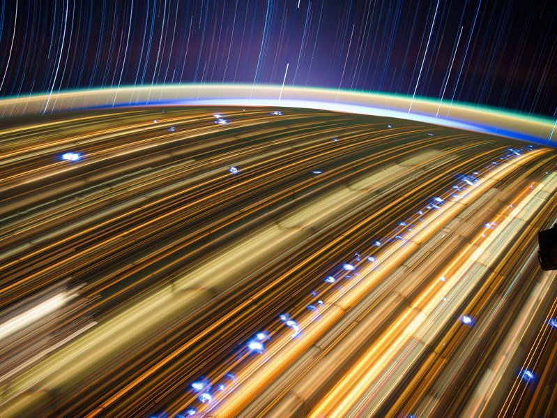 Cнимок из космоса, сделанный астронавтом Доном Петтитом (Don Pettit) с выдержкой ок. 10-15 минут.