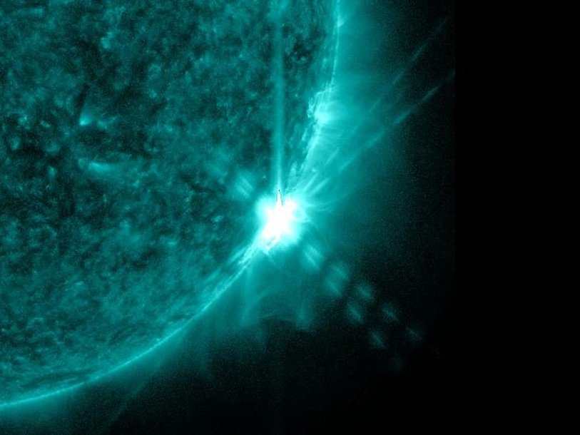 Вспышка на Солнце 7 июня 2013, фотография сделана обсерваторией SDO в ультрафиолетовом диапазоне. NASA/SDO