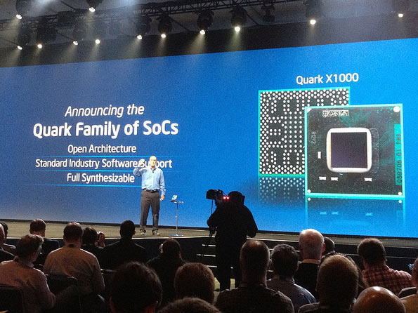 Генеральный директор Intel Брайан Крзанич представляет микрочипы Quark