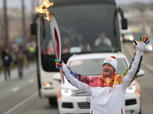 Евгений Плющенко с факелом Олимпийских игр в Сочи