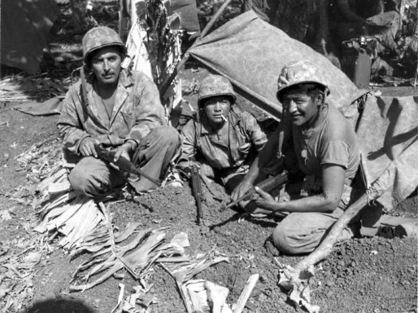 Шифровальщики навахо Оскар Б. Гэллап, Честер Нез и Карл Горман, 1944 г.