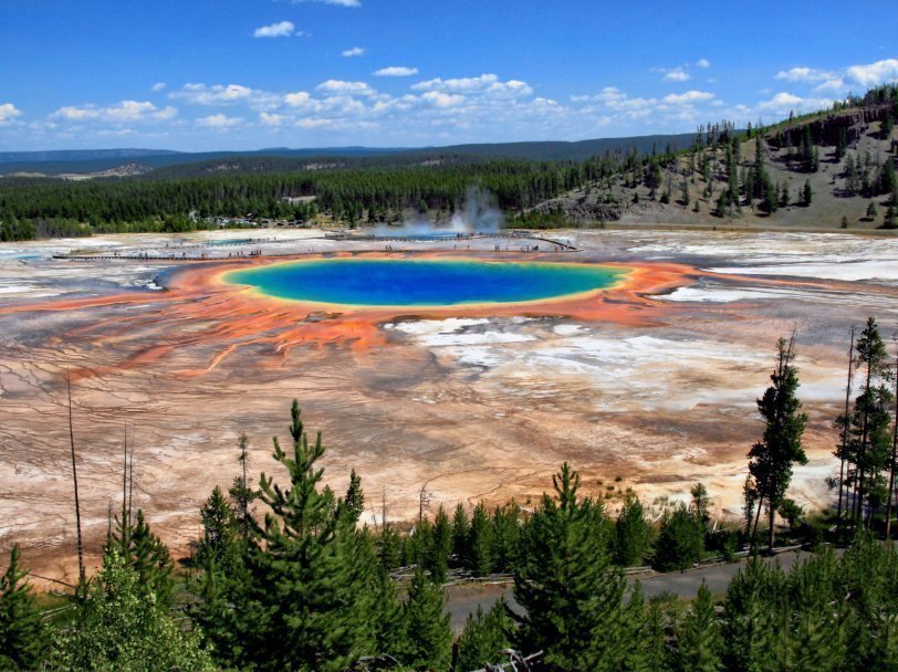 Большой призматический источник в Йеллоустонском национальном парке обязан своим цветом экстремофильным бактериям