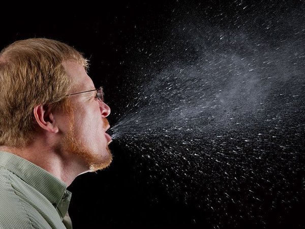 Чихание - один из симптомов аллергии