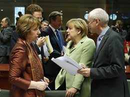 Кэтрин Эштон, Ангела Меркель и Херман Ван Ромпей на заседании в Брюсселе
