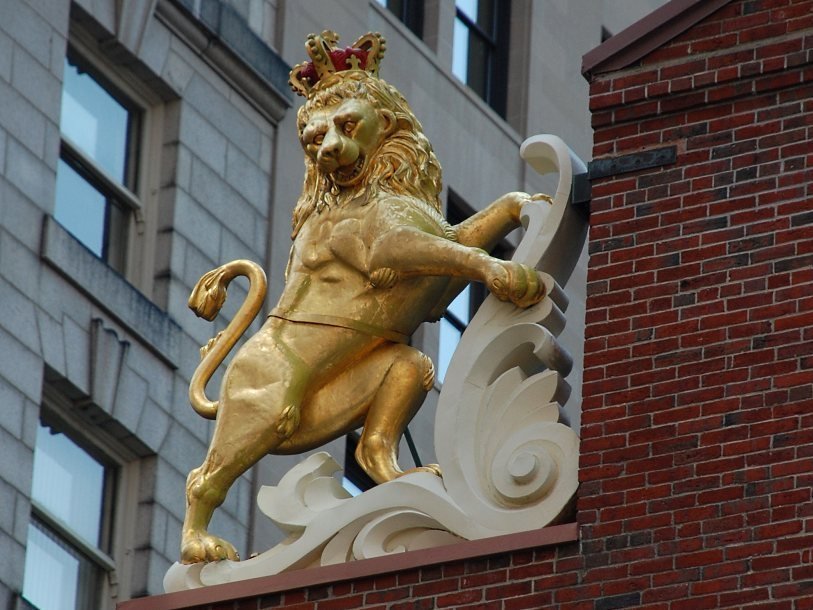 Статуя льва на здании Старого Капитолия в Бостоне