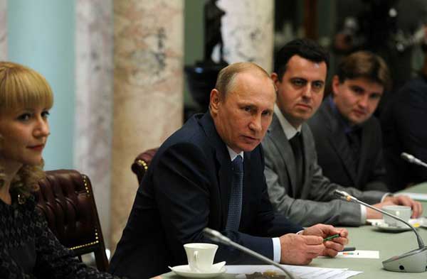 Владимир Путин с молодыми учеными и преподавателями истории