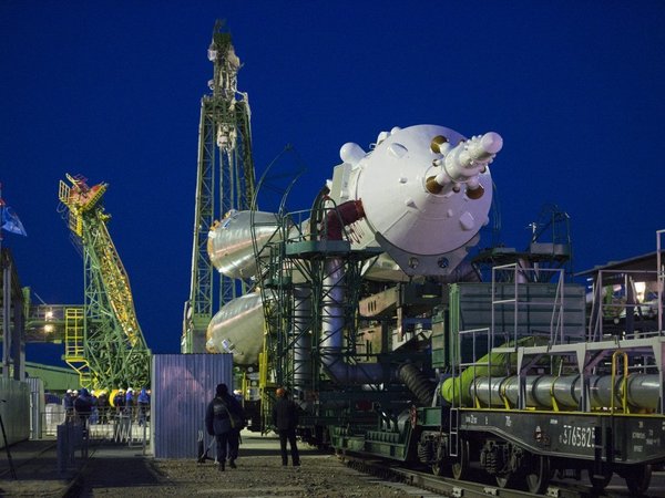 Вывоз ракеты-носителя «Союз-ФГ» с кораблем «Союз ТМА-15М» на пусковую площадку на Байконуре, 21 ноября 2014 г. Фото: NASA/Aubrey Gemignani