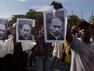Демонстранты с изображениями Путина