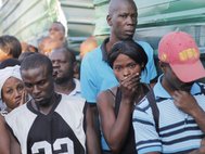 Родственники погибших гаитян у морга в Порт-о-Пренсе