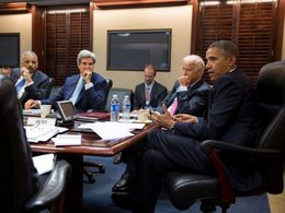 Барак Обама во время совещания в Белом доме