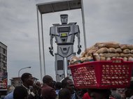 Робот-регулировщик в Киншасе