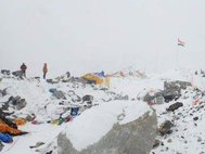 Сход лавины на альпинистов в Непале