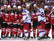 Хоккеисты сборных Канады и России после финального матча ЧМ 2015
