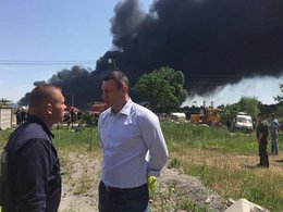 Виталий Кличко на месте пожара нефтебазы