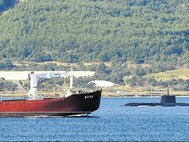 Российский грузопассажирский морской транспорт «Яуза» и подлодка