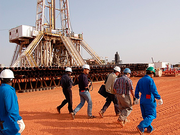 Рабочие на разработке новых нефтяных скважин