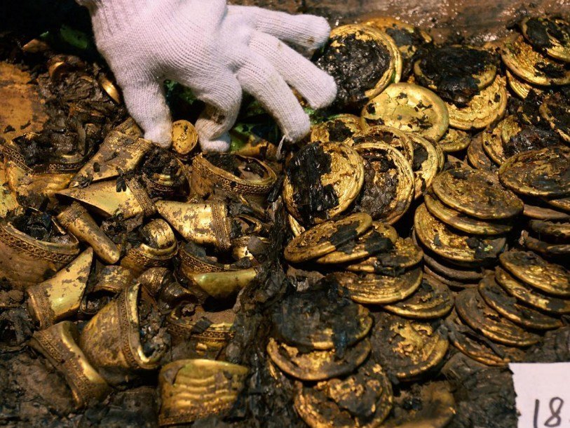 Монеты, найденные в гробнице