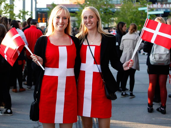 Девушки с флагами Дании