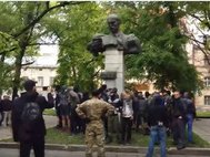 Украинские радикалы рушат памятник Тудору