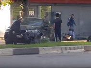 Водитель BMW X6 на месте аварии в Подольске