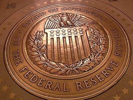 Эмблема Федеральной резервной системы США в офисе организации.