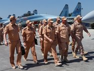Командование российской группировкой в Сирии с Сергеем Шойгу (в центре) на авиабазе Хмеймим. 18 июня 2016