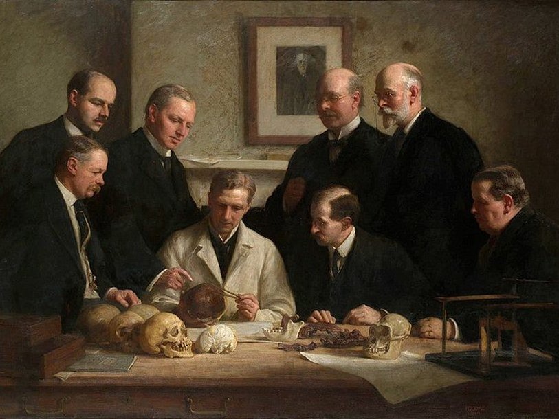 Ученые рассматривают череп «Пилтдаунского человека» на картине Джона Кука (1915).