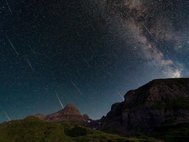 Метеорный поток Персеиды в небе над горами в Швейцарии, 13 августа 2016 г.