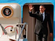 Барак Обама у трапа самолета