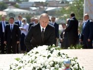 Владимир Путин на могиле Ислама Каримова