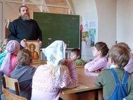Дети изучают основы православной веры в воскресной школе