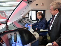 Дмитрий Медведев (слева) во время посещения Тверского вагоностроительного завода