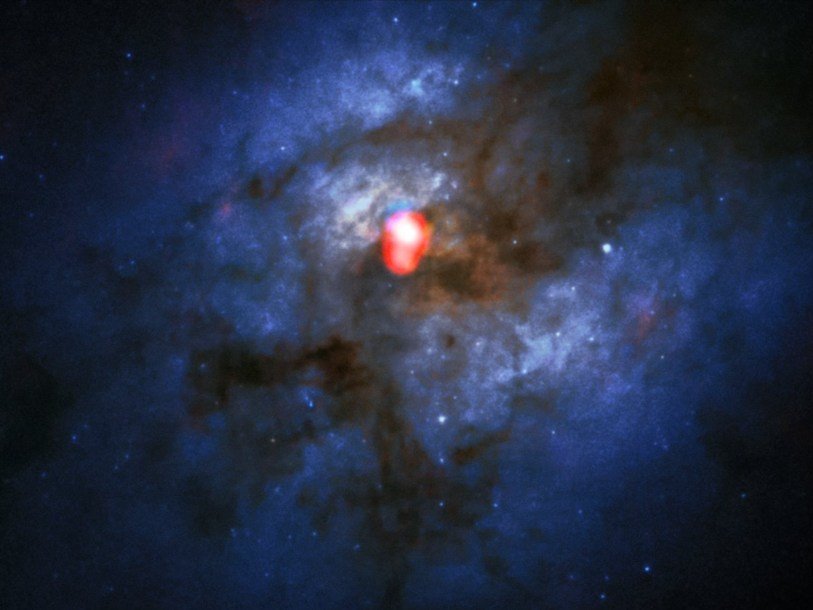 Система сливающихся галактик Arp 220. Изображения, полученные телескопами ALMA и «Хаббл»